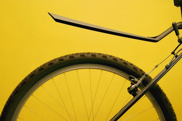 Rear Bicycle Wheel Against Yellow Background — Stock Photo, Image