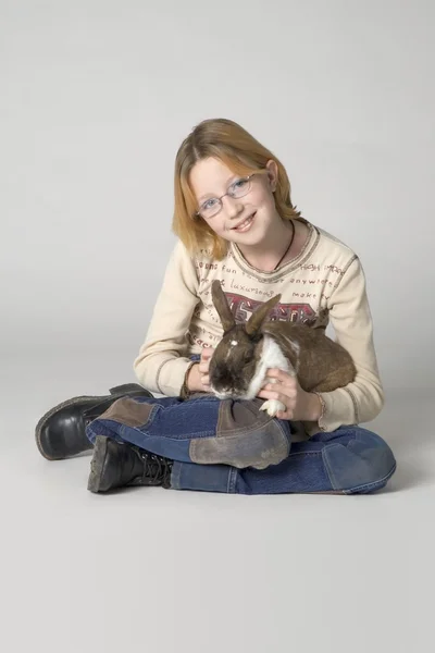 Genç kız evde beslenen hayvan adatavşanı — Stok fotoğraf