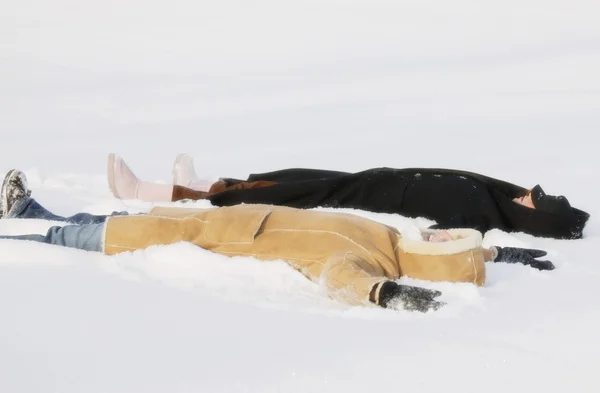 Two Teen Girls In Snow — Stock Photo, Image
