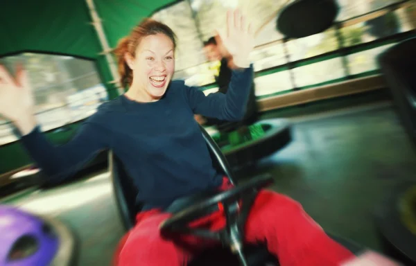 Vrouw in een amusement park — Stockfoto