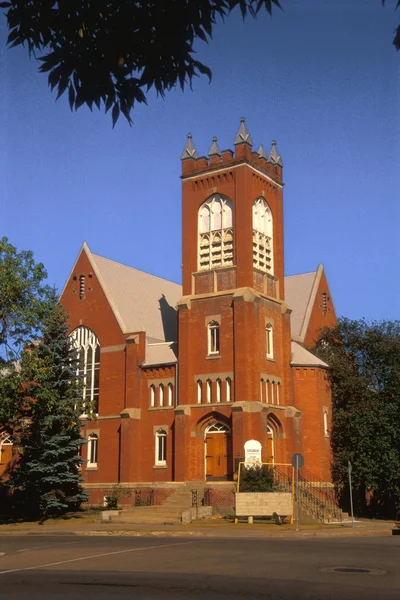 En röd tegelsten kyrka — Stockfoto