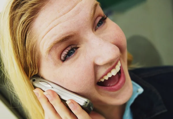 Adolescente habla en el teléfono celular — Foto de Stock