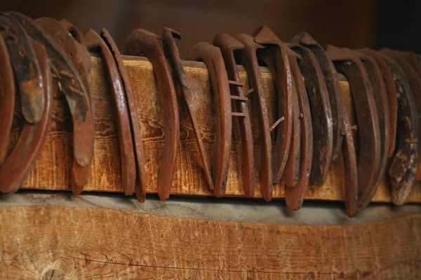 Rangée De Vieux Chaussures De Cheval — Photo