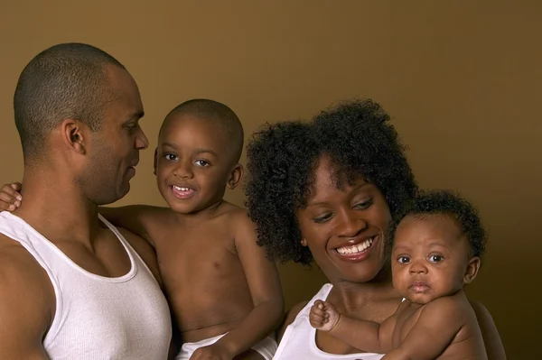 Familia con niños pequeños —  Fotos de Stock