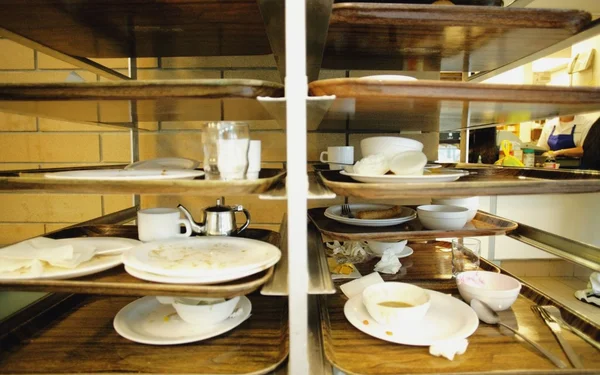 Bir kafeteryada kirli bulaşıklar — Stok fotoğraf