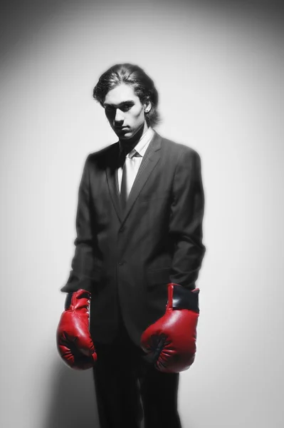 Empresario con guantes de lucha — Foto de Stock