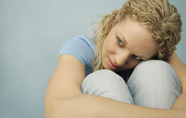 Hugging Her Knees — Stock Photo, Image