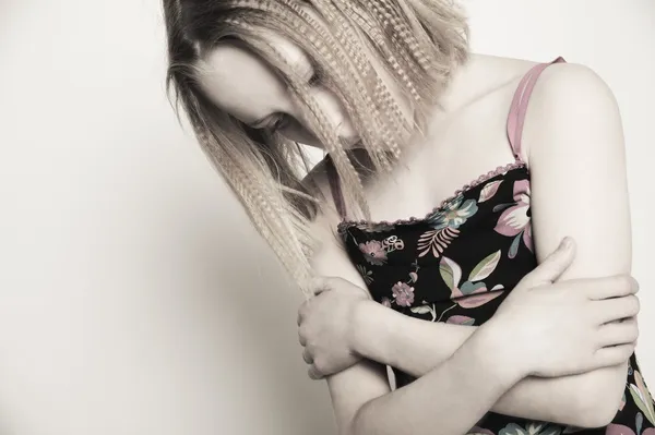 Girl Hangs Her Head — Stock Photo, Image