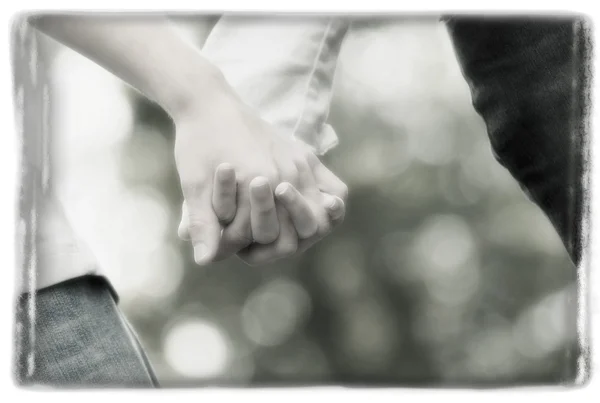 Paar hand in hand — Stockfoto