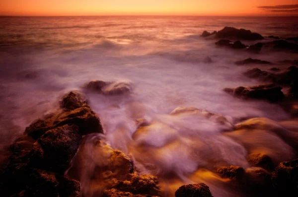 Agua moviéndose sobre rocas — Foto de Stock