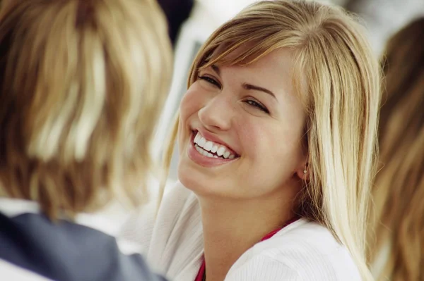 Jonge vrouw glimlachen — Stockfoto