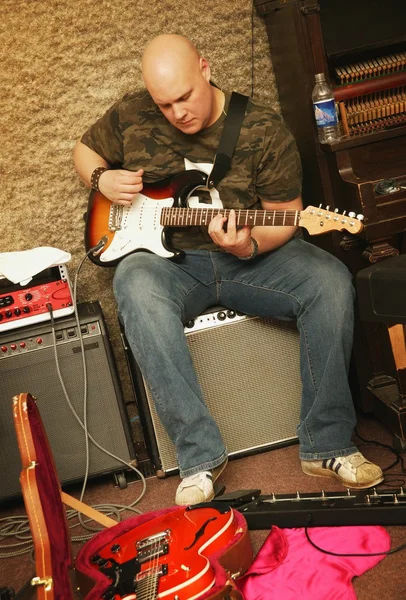 Člověk hraje na baskytaru — Stock fotografie