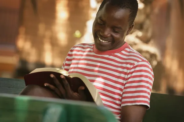 Mann liest die Bibel — Stockfoto