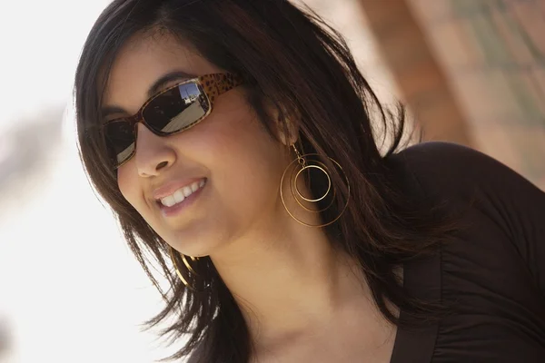 Bruna attraente che indossa occhiali da sole alla moda — Foto Stock