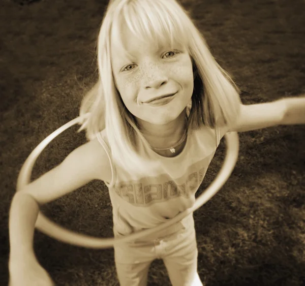 Bambino gioca con cerchio — Foto Stock