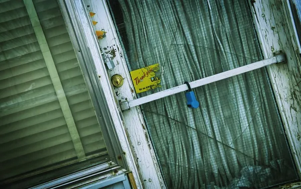 Puerta vieja con cristal agrietado — Foto de Stock