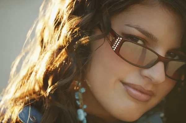Çekici bir kadın trendy güneş gözlüğü takıyor — Stok fotoğraf