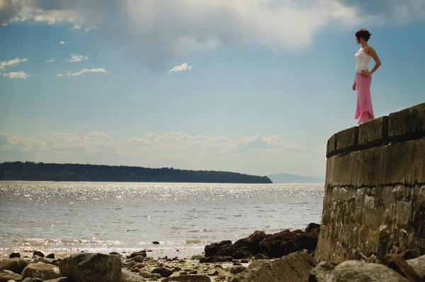 A Woman Stands On The Edge Of A Cliff — Stock Photo, Image