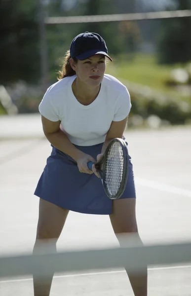 Frau spielt Tennis — Stockfoto