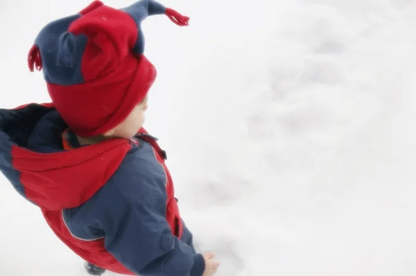 Criança caminhando na neve — Fotografia de Stock