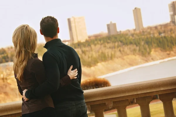 Pareja mirar hacia fuera en la ciudad — Foto de Stock