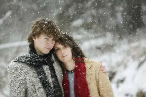 雪の中の若いカップル — ストック写真