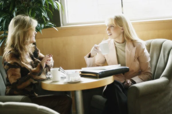 Две женщины пьют кофе — стоковое фото