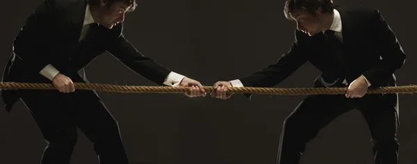 Men Pulling Against Each Other In A Tug Of War — Stock Photo, Image