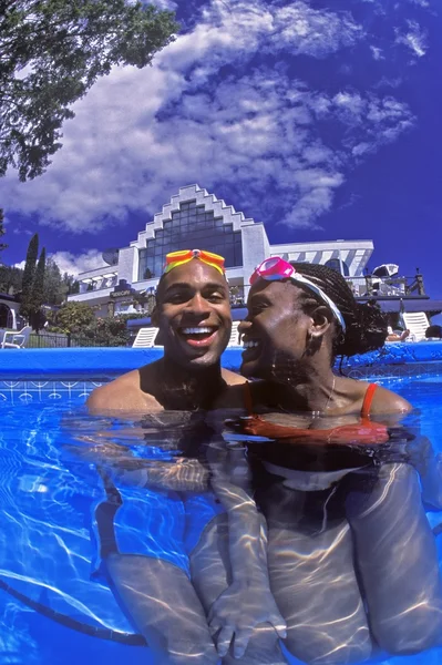 Paar plezier in zwembad — Stockfoto