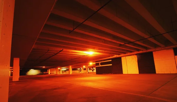 Ondergrondse parkade — Stockfoto