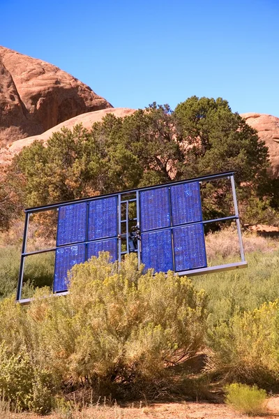 Painéis solares em Scrubland — Fotografia de Stock