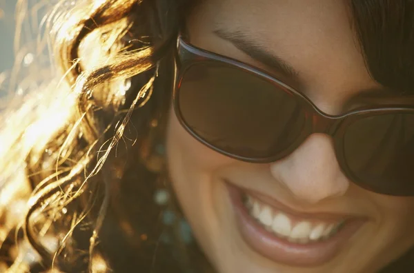 Mujer atractiva con gafas de sol de moda —  Fotos de Stock