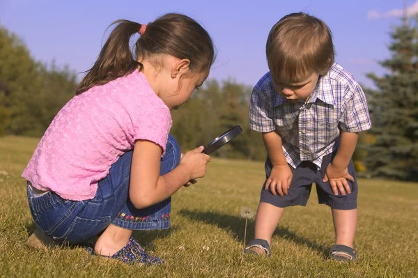 Jonge kinderen met Vergrootglas — Stockfoto