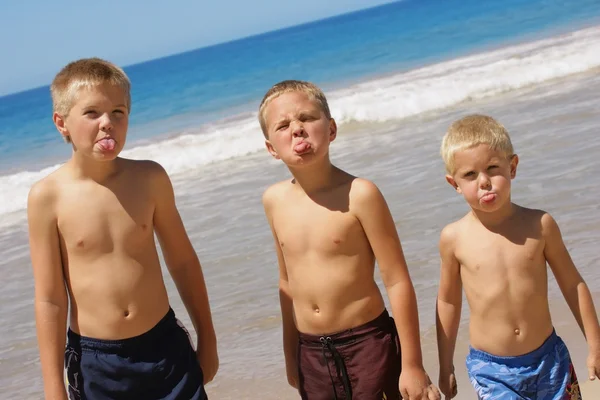 Hermanos sacando sus lenguas —  Fotos de Stock