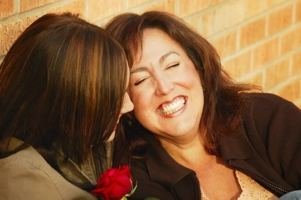 Moeder en dochter delen een moment — Stockfoto