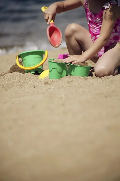 아이 모래에서 연주 — 스톡 사진