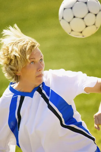 Mulher com bola de futebol — Fotografia de Stock