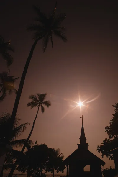 Iglesia tropical en silueta — Foto de Stock