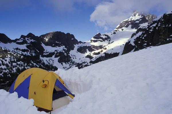 Снежная палатка — стоковое фото