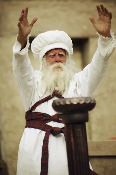 Sacerdote con los brazos extendidos — Foto de Stock