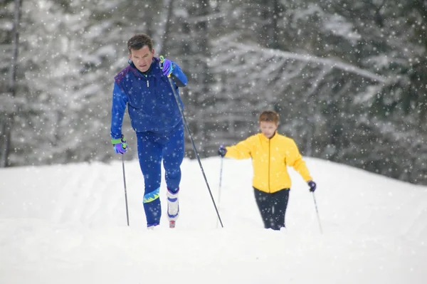 Een paar van grensoverschrijdende land skiërs — Stockfoto