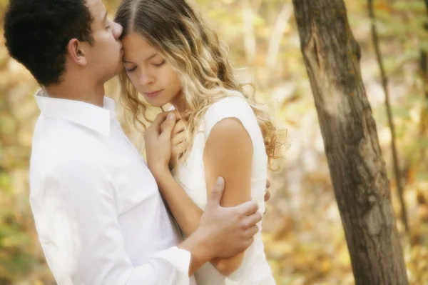 Casal juntos na natureza — Fotografia de Stock