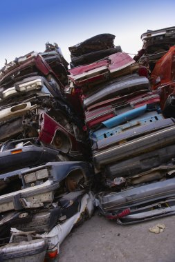 geplette auto's stapels