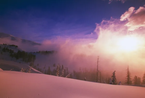 Rosa amanecer a través de la niebla en las montañas de cascada —  Fotos de Stock