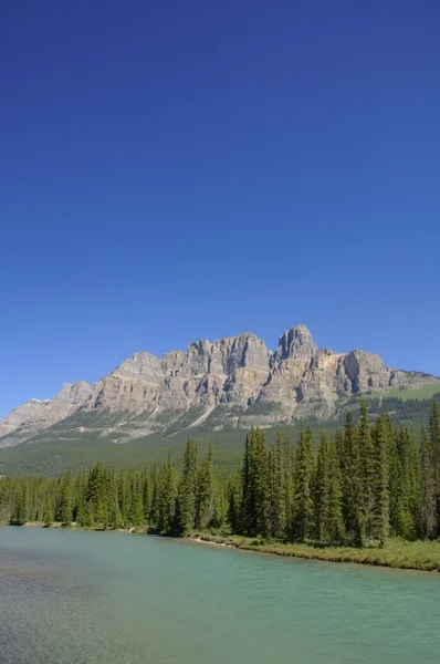 Un lago di montagna — Foto Stock