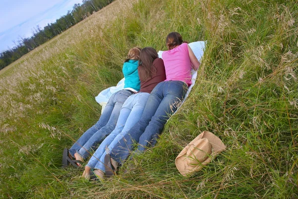 Trzy nastolatki na zewnątrz — Zdjęcie stockowe