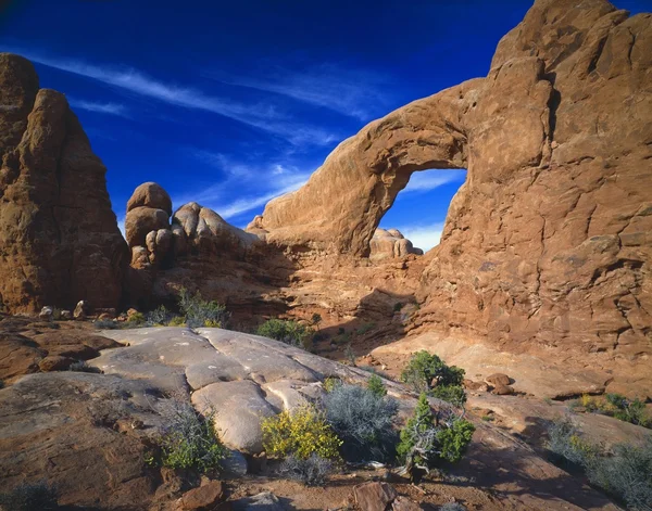 Redrock woestijn landschap, torentje boog, arches nationaal park — Stockfoto