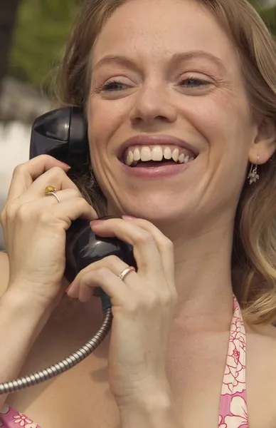 Mulher no telefone rindo — Fotografia de Stock