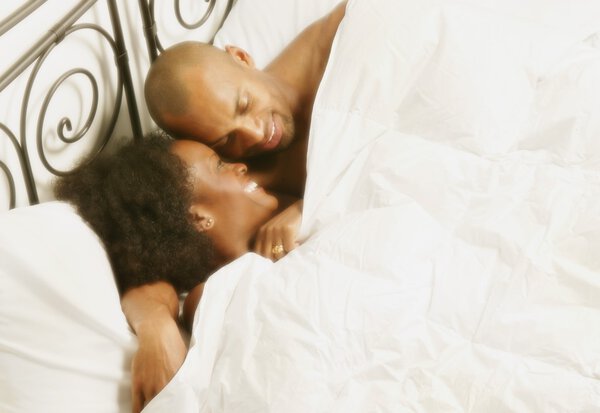 Пара отдыха в постели
