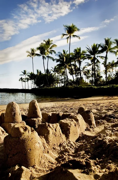Sand slott på en tropisk strand — Stockfoto